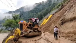 পাহাড় ধসে স্তব্ধ শিলিগুড়ি–সিকিম সড়ক, দুর্ভোগে যাত্রী ও পর্যটক